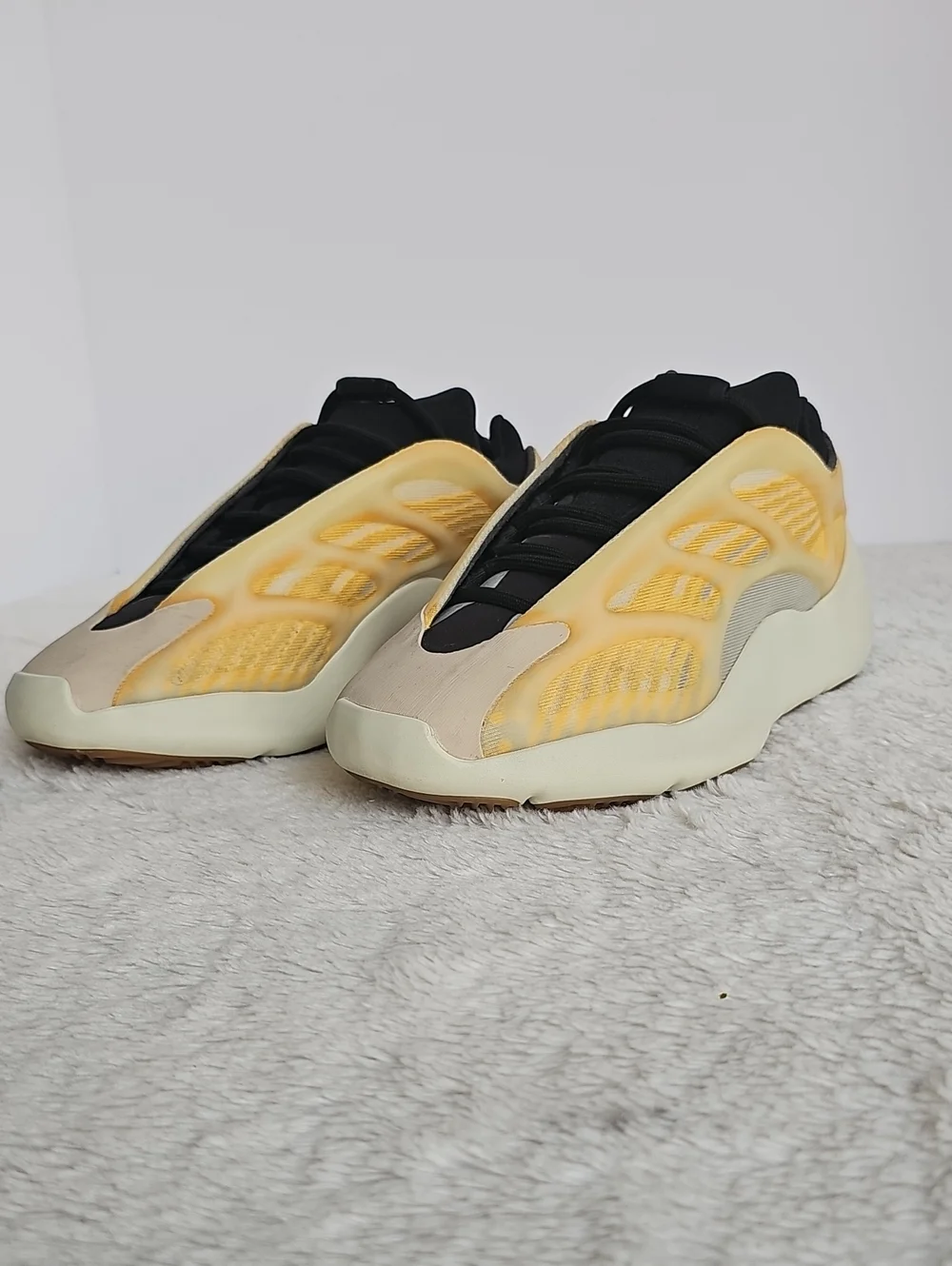 ​adidas Yeezy 700 V3 Mono Safflower HP5425 Men Size 6 Women 7